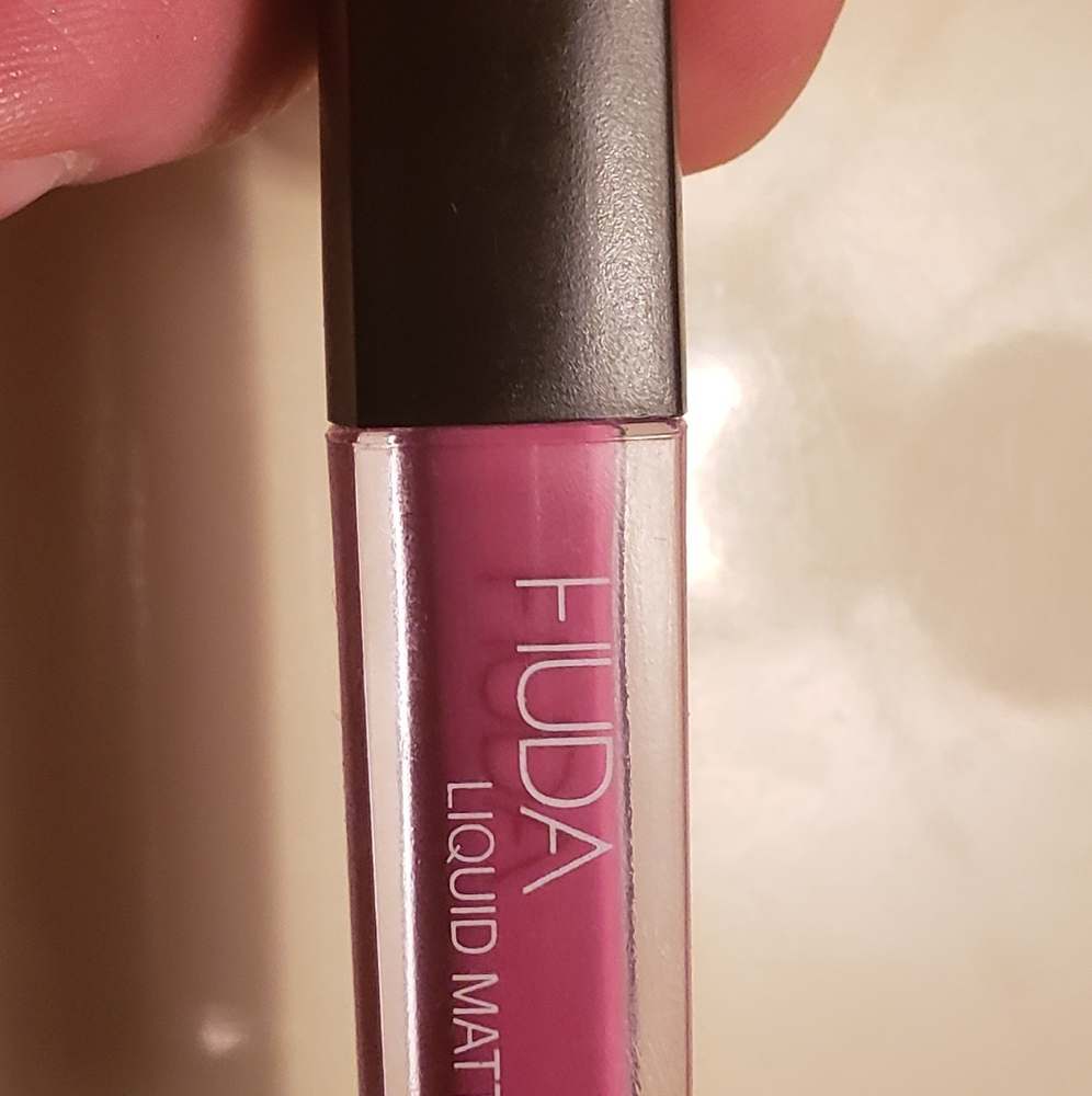 Huda liquid mini size lipstick